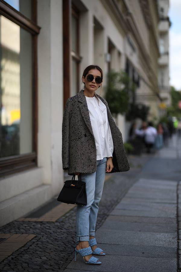 Camisa branca e blazer no street style