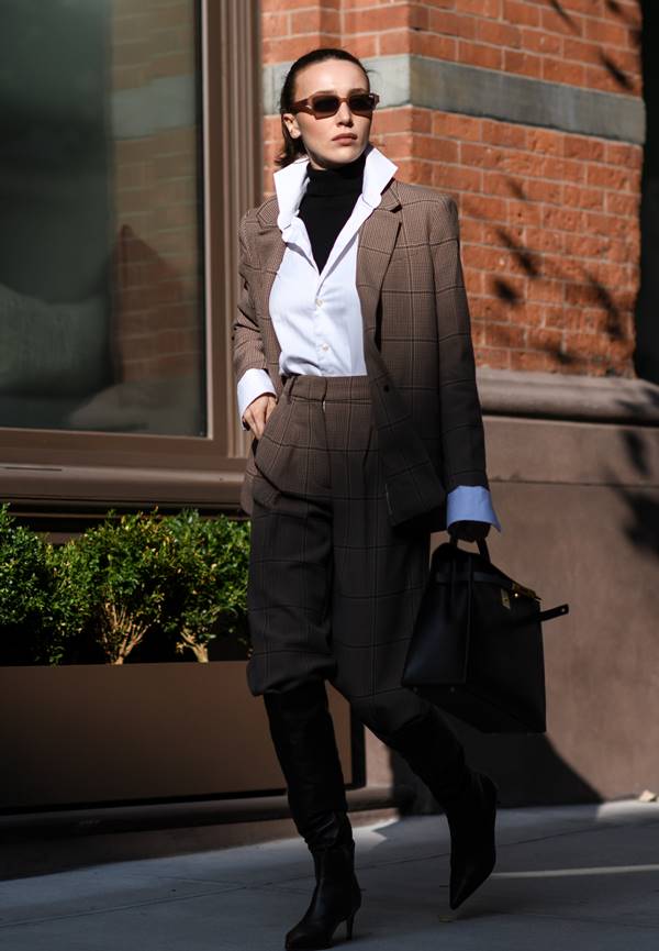 Camisa branca e blazer no street style