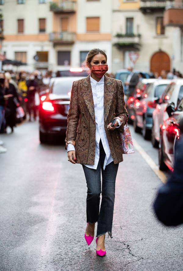 Camisa branca e blazer no street style