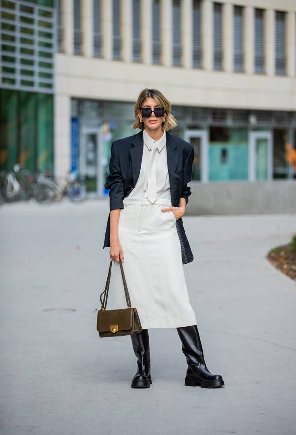 Camisa branca e gravata no street style