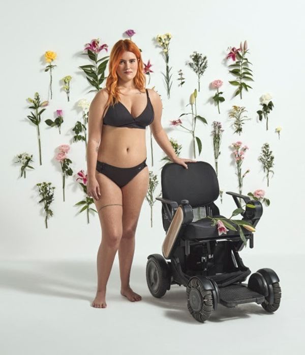 Modelo com primeira linha de lingerie acessível da Renner