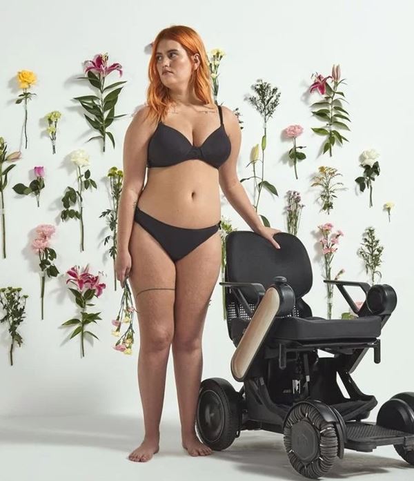 Modelo com primeira linha de lingerie acessível da Renner