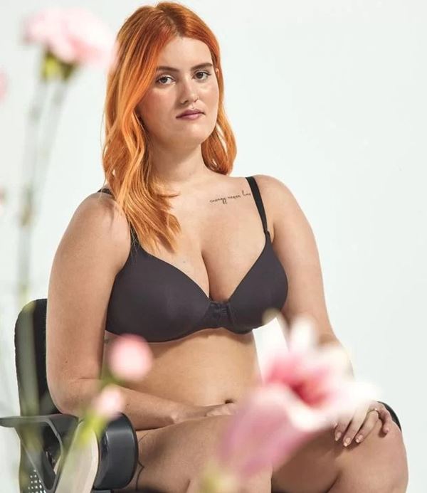 Modelo com primeira linha de lingerie acessível da Renner