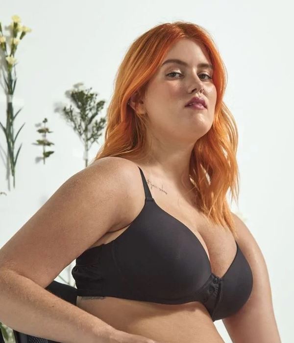 Modelo com primeira linha de lingerie acessível da Renner