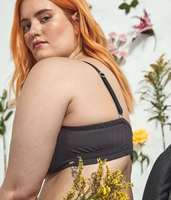 Modelo com primeira linha de lingerie acessível da Renner