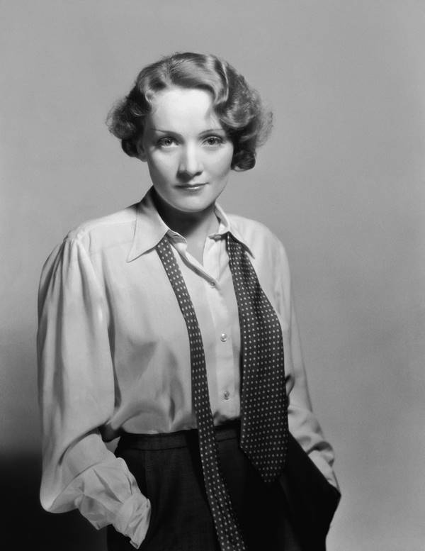 Marlene Dietrich usando camisa branca e gravata