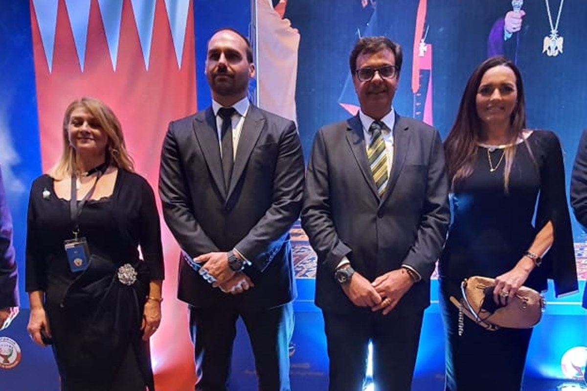 Presidente do This Is Bahrein, Betsy Mathieson, Eduardo Bolsonaro, Gilson Machado e a mulher