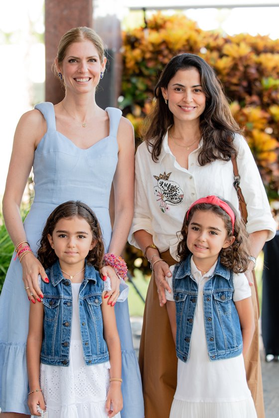 Susan Neves com Alexsandra Neves e as filhas Olívia e Isabella