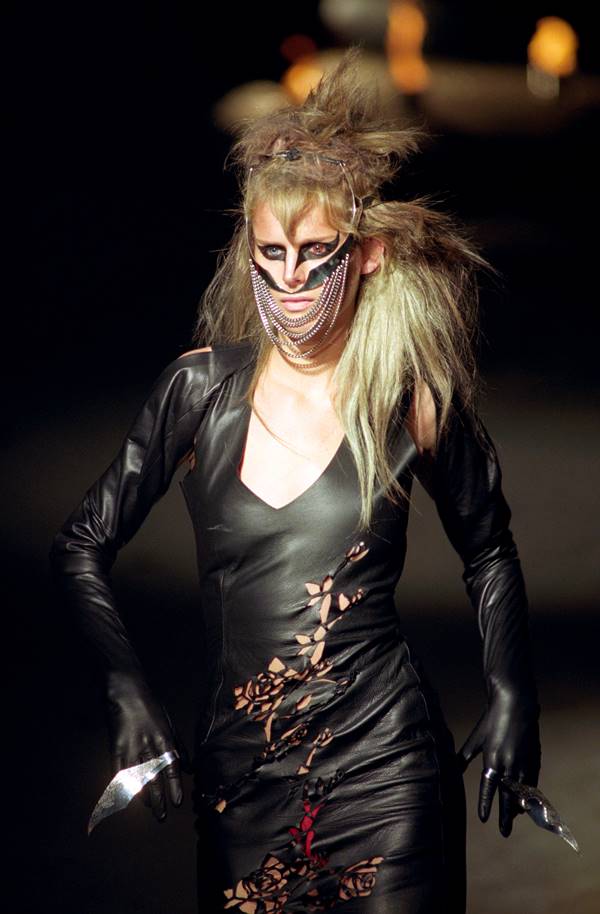 Stella Tennant em desfile para a Alexander McQueen