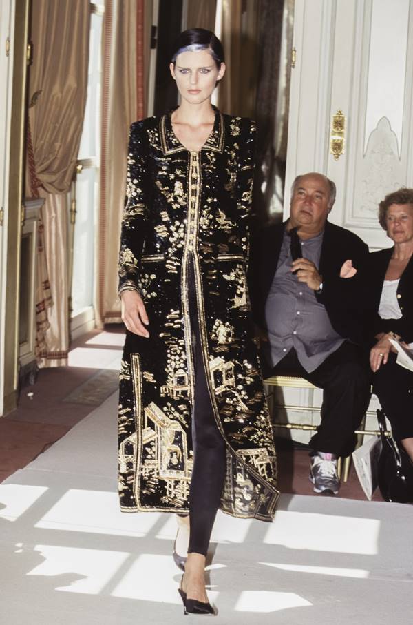 Stella Tennnant em desfile de alta-costura da Chanel, em 1996