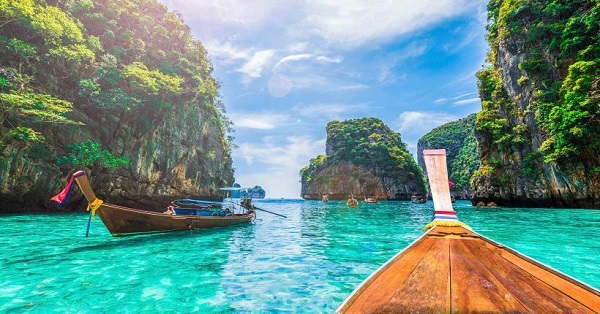 barcos no mar da tailandia