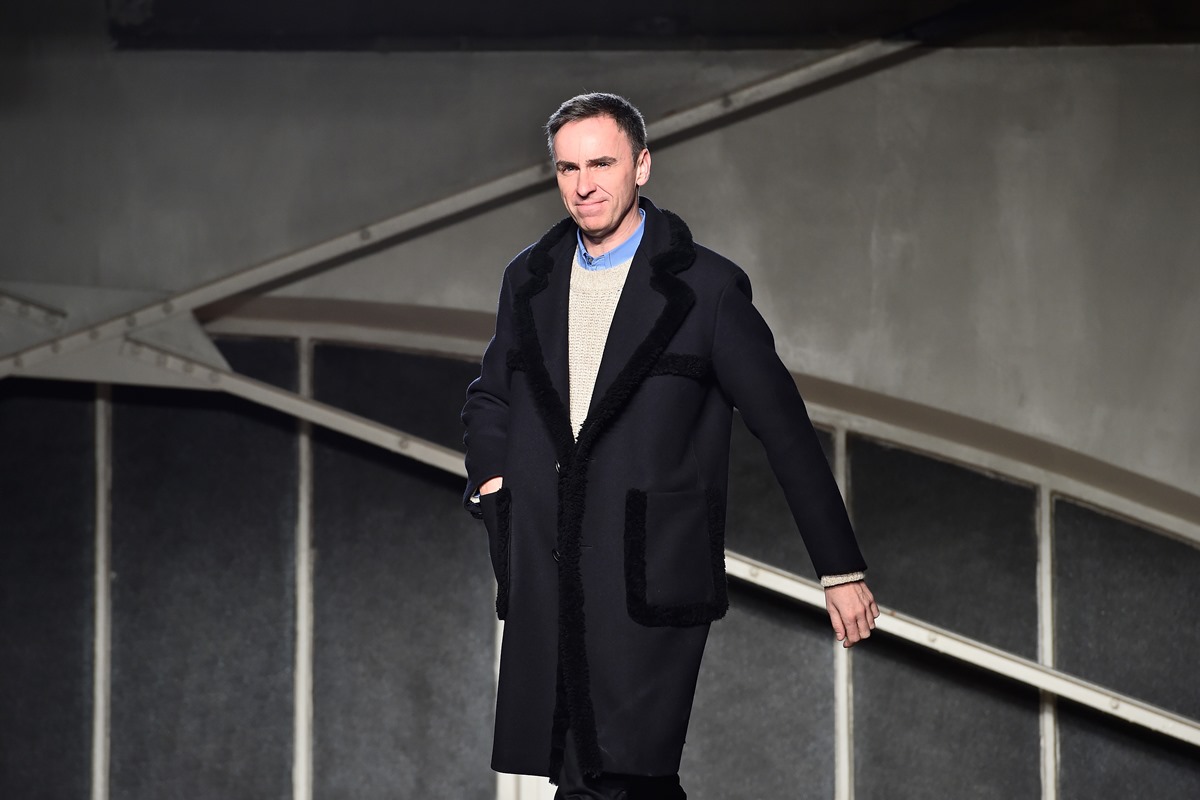 Estilista Raf Simons na passarela - Metrópoles