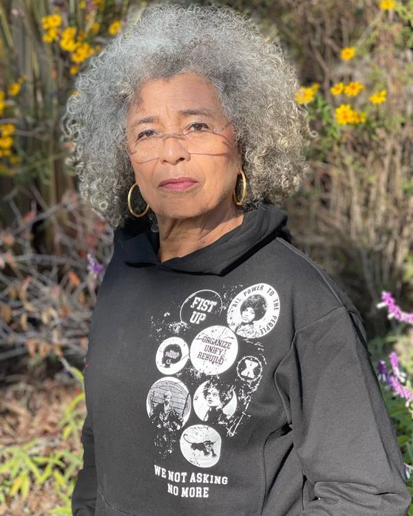 Angela Davis usando moletom