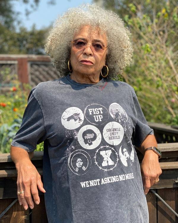 Angela Davis usando camiseta