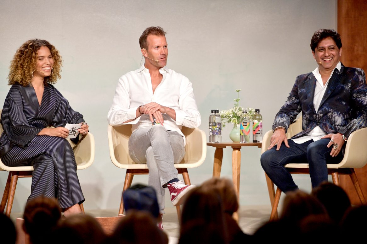 Peter Crone com Cleo Wade e Srini Pillay em conversa no In Goop Health Summit em 2018