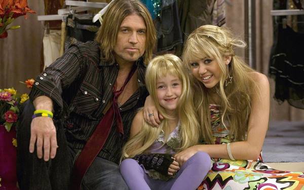 Billy Ray, Noah e Miley Cyrus, nas gravações de Hannah Montana