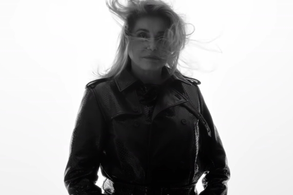 Catherine Deneuve em campanha da Saint Laurent em preto e branco