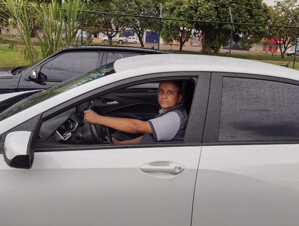 homem em carro