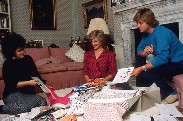 Estilistas David e Elizabeth Emanuel com Lady Di 