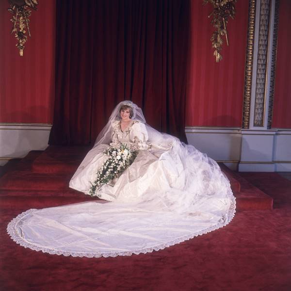 Princesa Diana usando vestido de casamento, sentada no chão