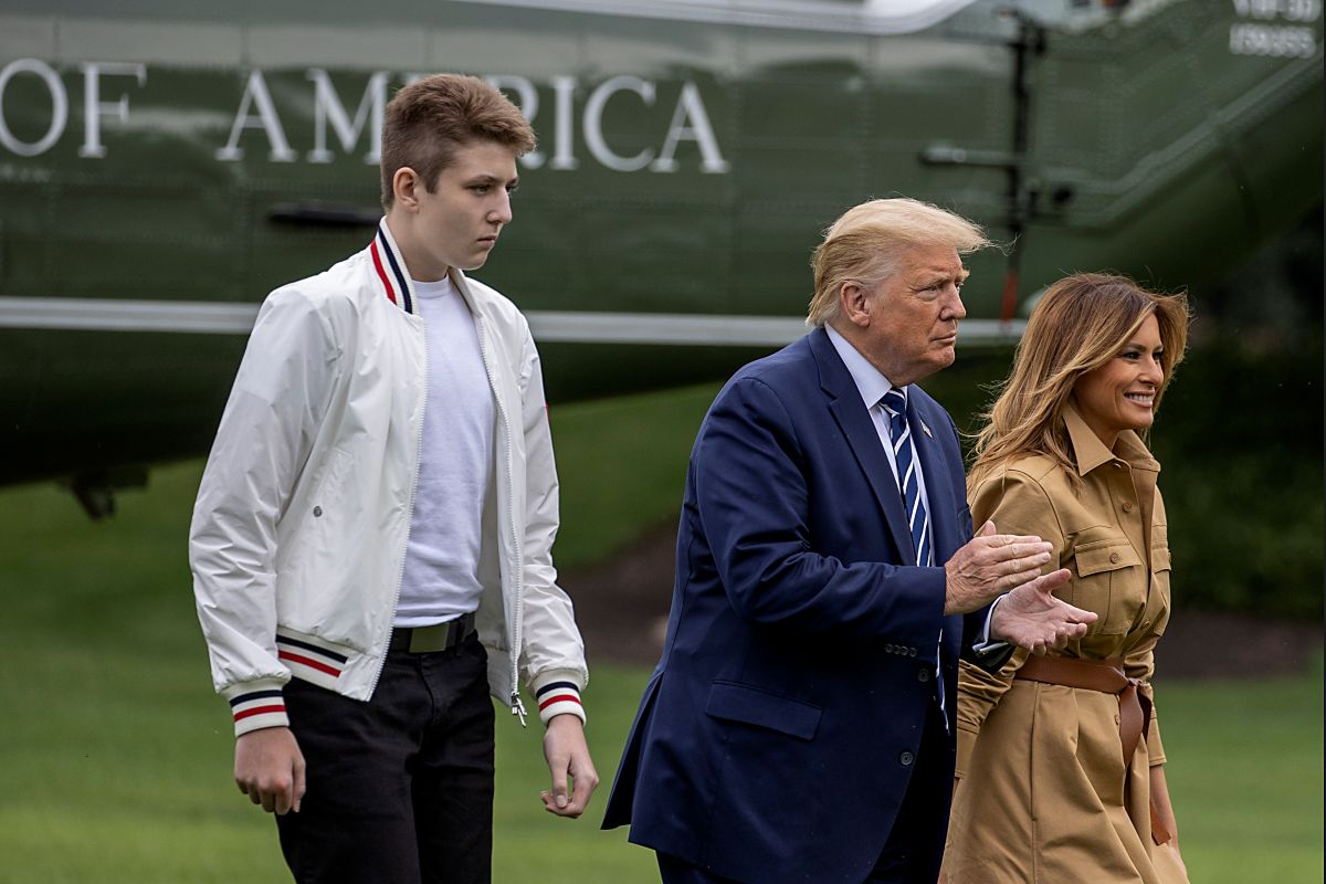 Barron Trump com os pais, Donald Trump e Melania Trump