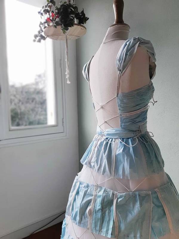 Vestido de casamento feito com máscaras faciais de proteção