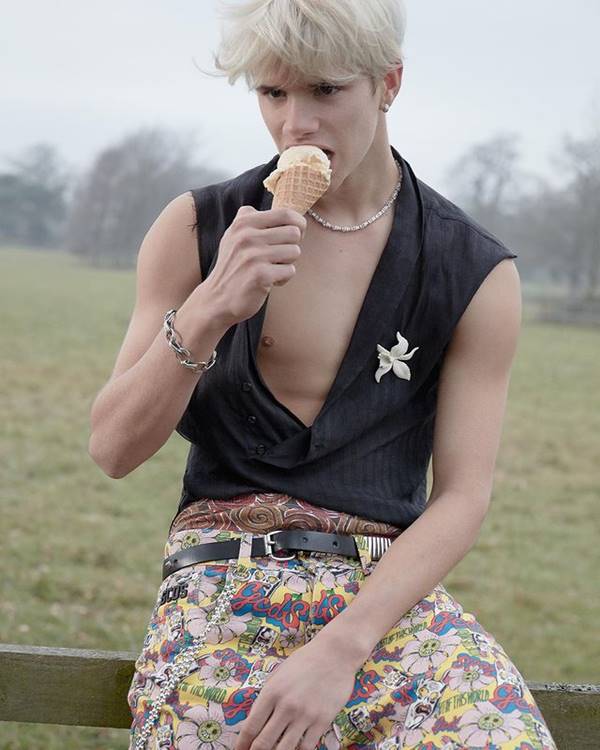 Romeo Beckham em ensaio para a revista L'Uomo Vogue