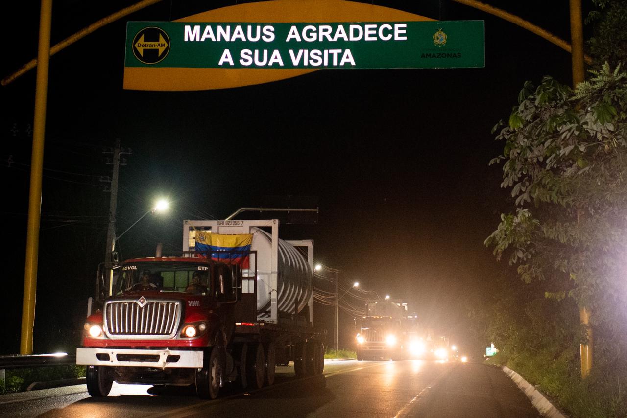 Caminhões com mais de 100 mil m³ de oxigênio da Venezuela chegam a Manaus