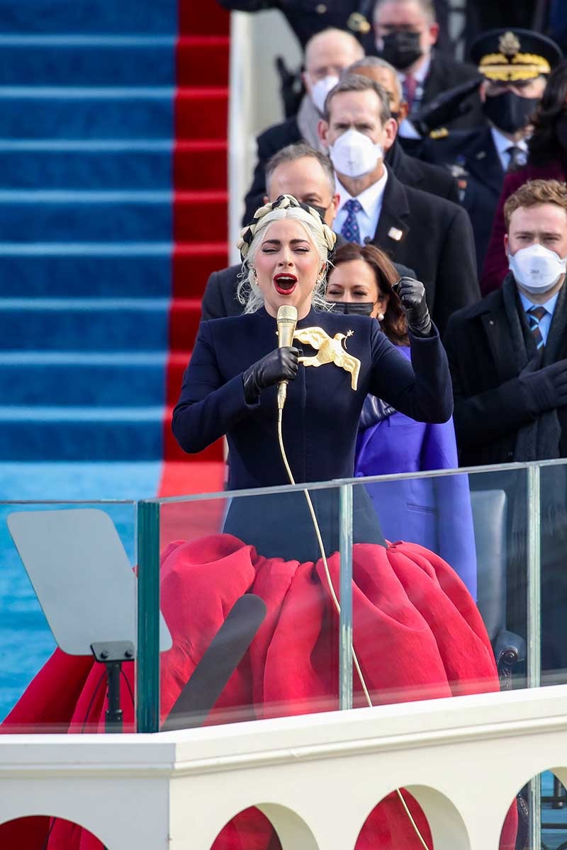 Lady Gaga canta hino nacional na posse de Joe Biden nos Estados Unidos