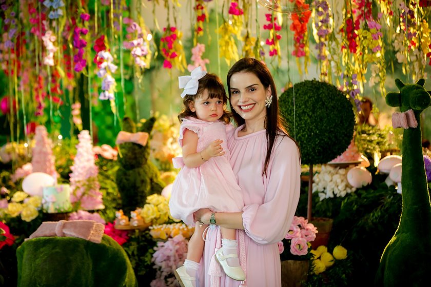 Mariana Ferrer com a filha Isabela 