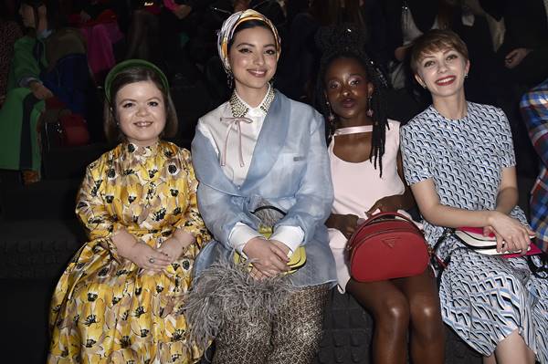 Sinead Burke, Noor Tagouri, Amanda Gorman e Tavi Gevinson na fila A do desfile de outono/inverno 2019/20 da Prada