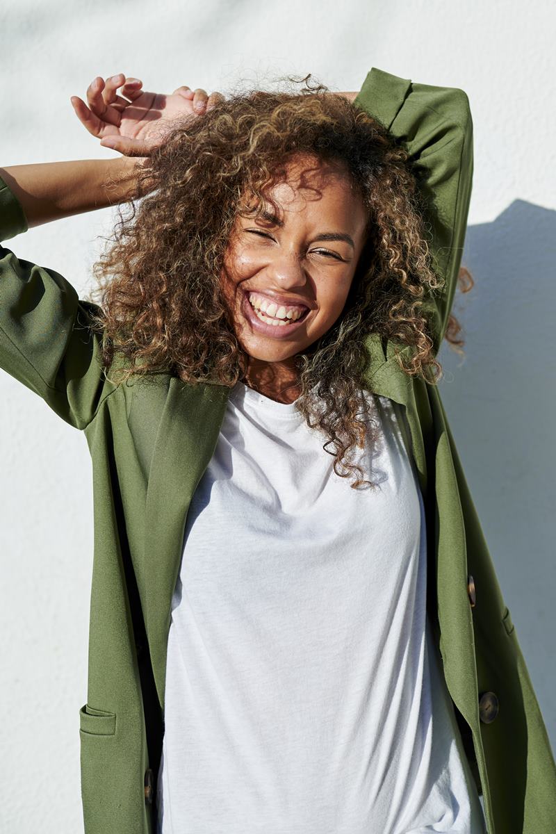 Menina feliz com o cabelo