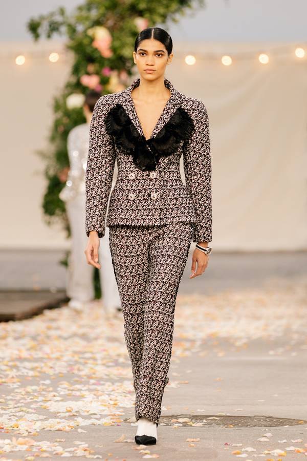 Look da Chanel de alta-costura com a primavera/verão 2021