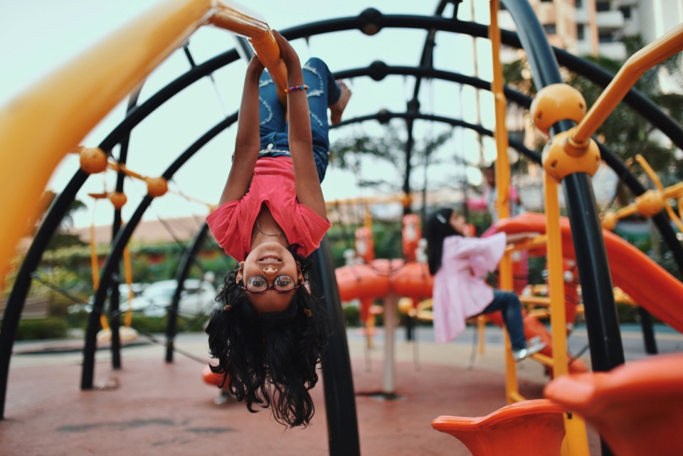 crianças brincando em parque