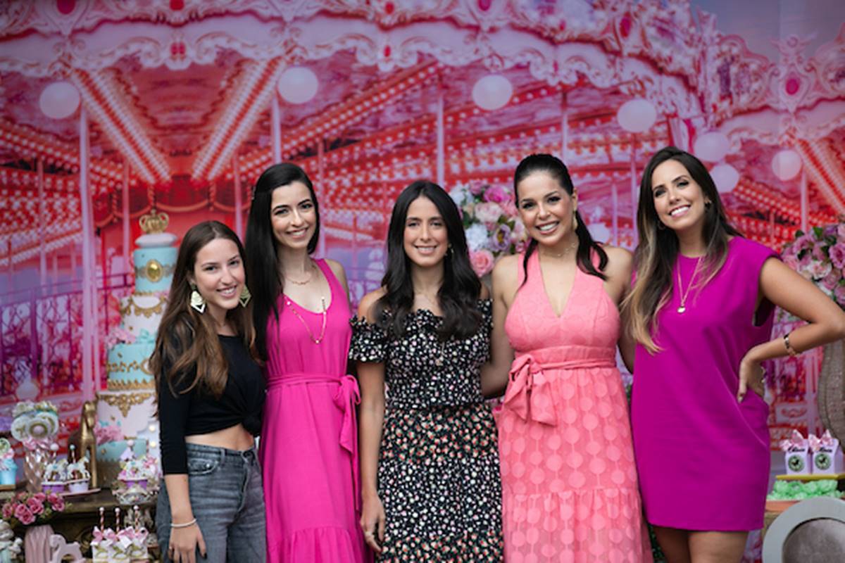 Valentina Gomide, Larissa Gomide, Isadora Gomide, Mariana Jordão e Marcela Gomide