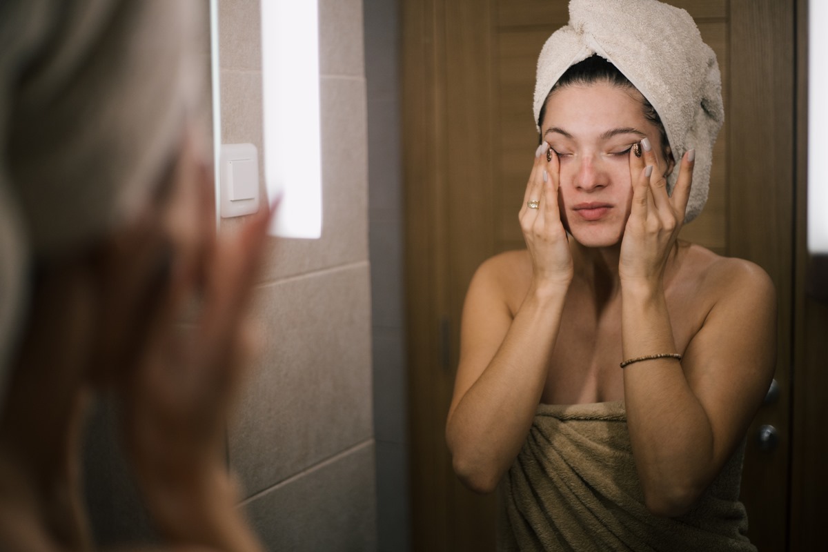 Mulher coça os olhos