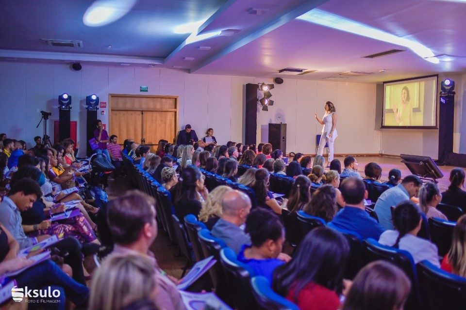 Carol ministrando o workshop Contruindo o Melhor Ano da sua Vida