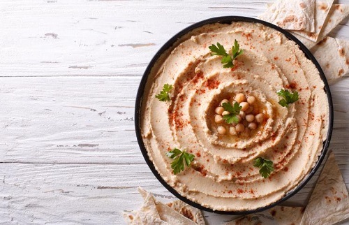 alimento humus em uma tigela