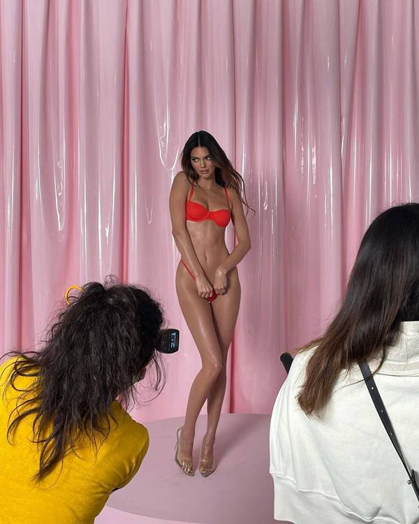 Kendall Jenner nos bastidores de campanha da Skims para o Valentine's Day