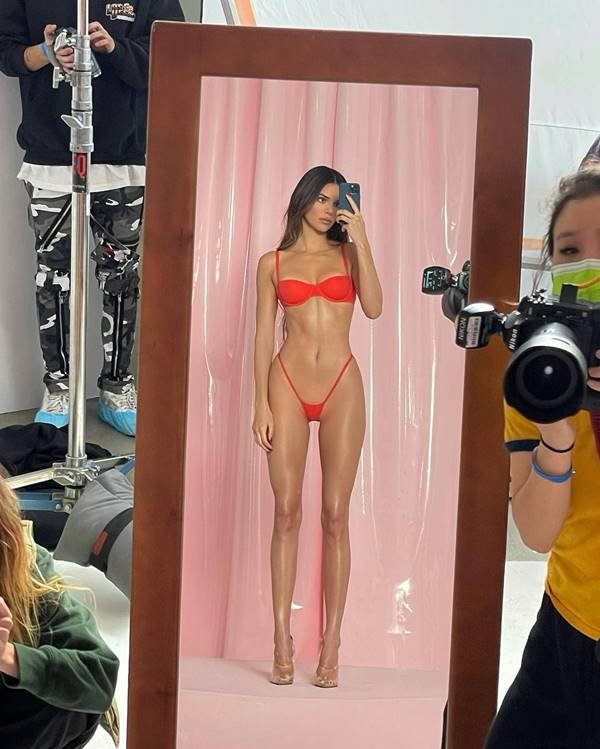 Kendall Jenner nos bastidores de campanha da Skims para o Valentine's Day