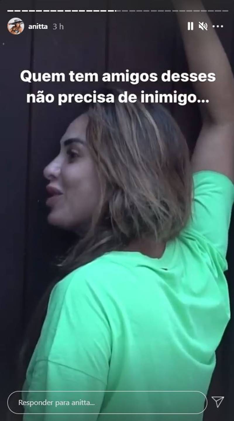 Nicole Bahls batendo na porta