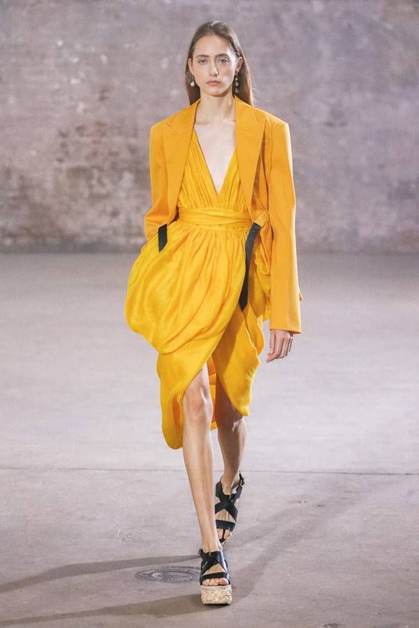 Look da coleção SS21 RTW da Altuzarra