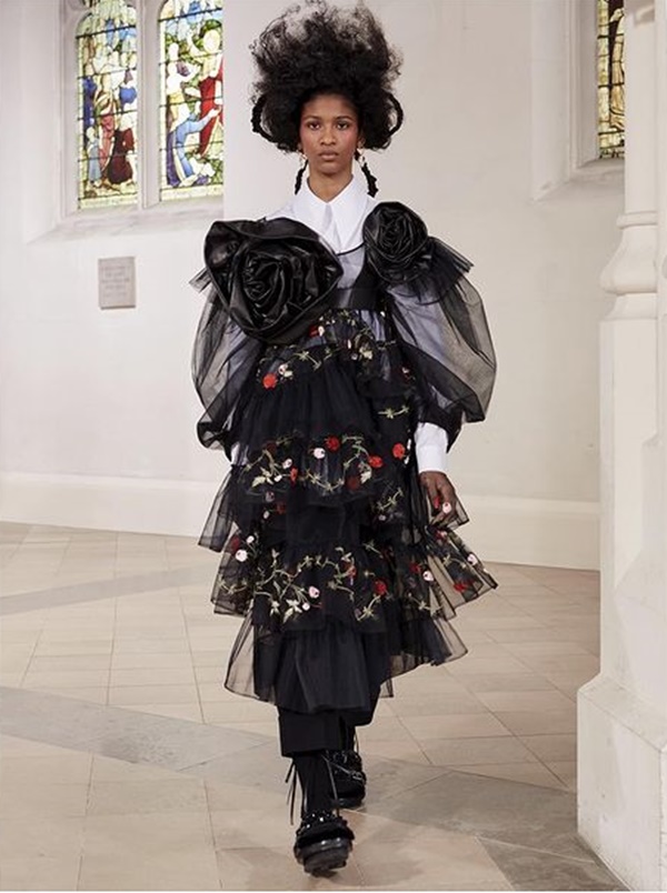 Look de outono/inverno 2021 da grife Simone Rocha 