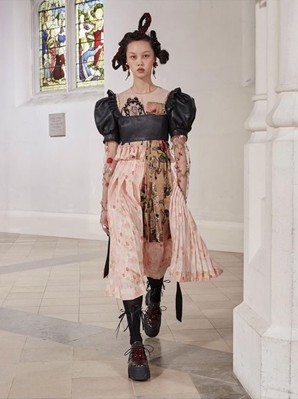 Look de outono/inverno 2021 da grife Simone Rocha 