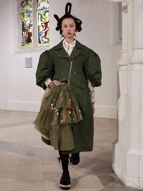 Look de outono/inverno 2021 da grife Simone Rocha 