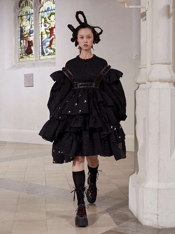 Look de outono/inverno 2021 da grife Simone Rocha 