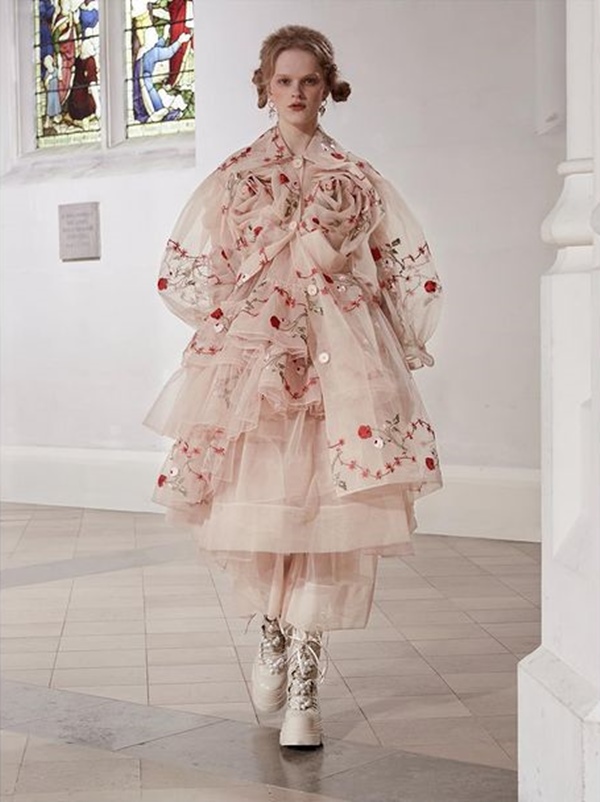 Look de outono/inverno 2021 da grife Simone Rocha 