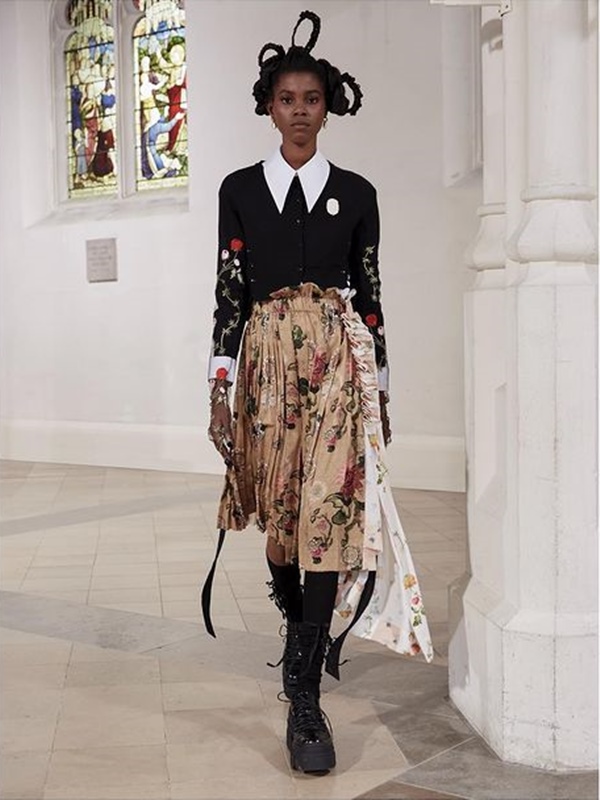 Look de outono/inverno 2021 da grife Simone Rocha 