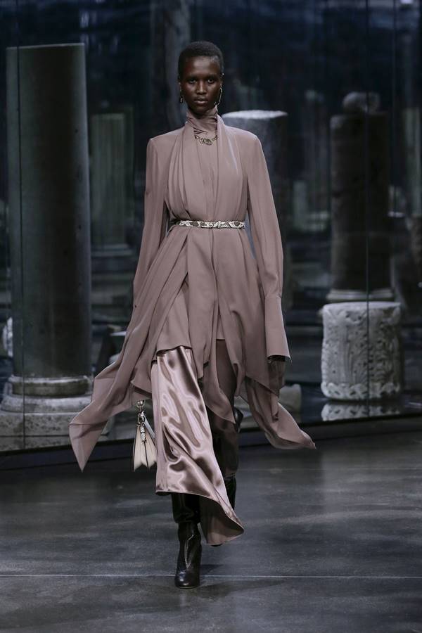 Coleção feminina de outono/inverno 2021 prêt-à-porter da Fendi