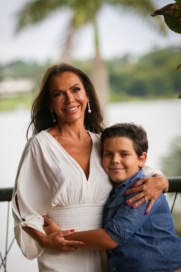 Regina Abreu com o filho João Vítor